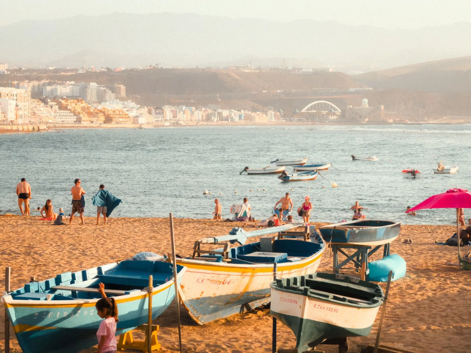 Playa de Las Canteras con barcas de pescadores y la ciudad de Las Palmas al fondo